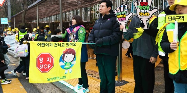 13-1. 이상일 용인특례시장은 16일 기흥구 중일초에서 등굣길 교통지도 봉사와 함께 통학로 안전을 점검했다.jpg