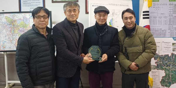 [보도자료 사진] 감사패 전달사진.png