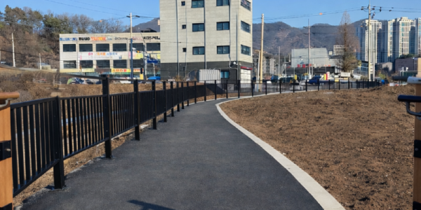 1-1. 용인특례시는 모산소하천 산책로를 조성했다.png