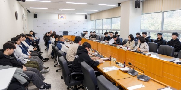 사진1. 용인특례시의회 김희영 의원과 기주옥 의원이 공동 주관해 22일 시의회 대회의실에서 ‘관내 대학 운동팀 고충 청취 간담회’를 열었다..jpg