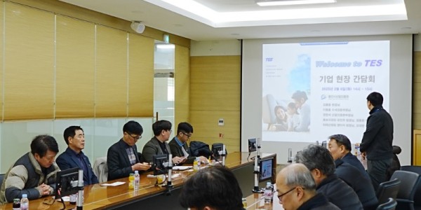 (사진자료1) 테스 임직원들과 간담회를 추진하고 있다.JPG