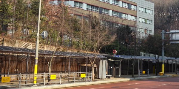 6. 차양 시설이 설치된 중일초 인근 통학로.jpg