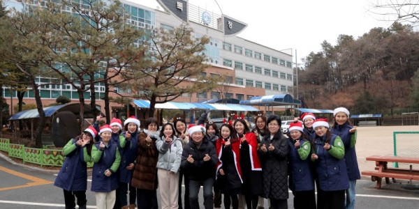 11-1. 이상일 용인특례시장이 24일 기흥구에 있는 독정초등학교에서 교통지도봉사를 마친 뒤 녹색어머니회 등 관계자들과 기념사진 촬영을 하고 있다..JPG