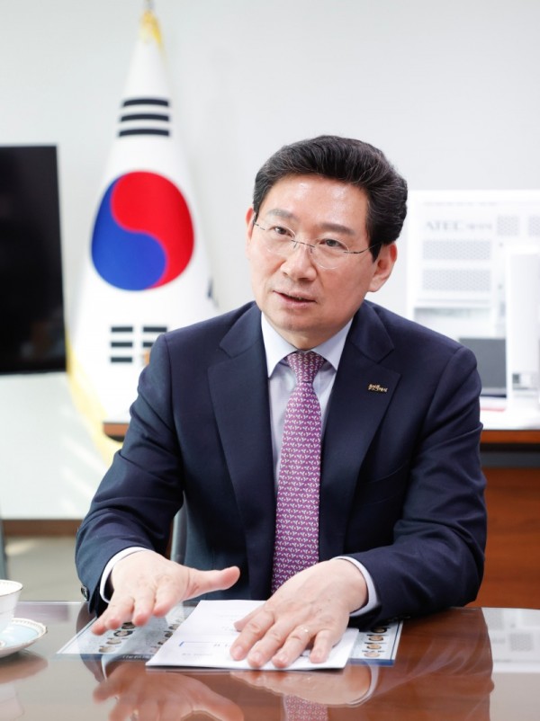 7. 이상일 용인특례시장은 28일 구윤철 경제부총리를 만나 용인시에서 진행되는 초대형 반도체프로젝트와 교통 인프라 구축 사업이 차질없이 진행되도록 정부가 적극 지원해달라고 요청했다.jpg