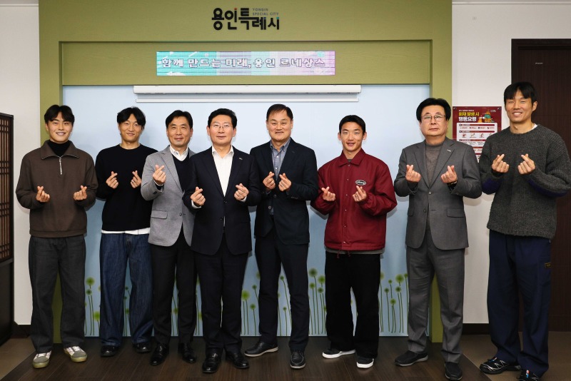 5. 이상일 용인특례시장은 지난해 12월 31일 시장실에서 용인FC 선수단과 간담회를 마친 뒤 기념사진을 촬영하고 있다..jpg