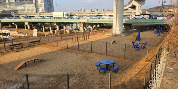 4-1. 용인특례시가 처인구 경안천 산책로에 반려견 놀이터를 조성했다..JPG