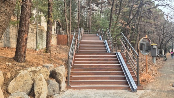 5. 기흥구는 보라동 경관녹지 산책로 노후시설 긴급 교체공사를 완료했다.jpg