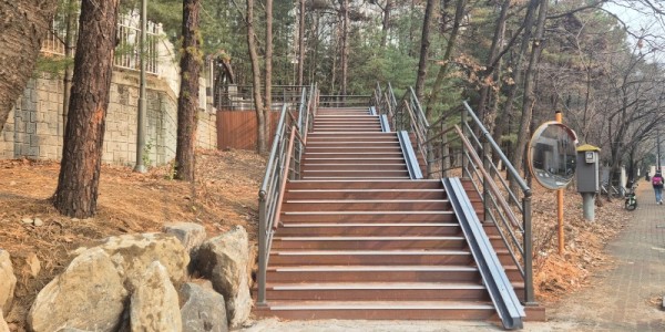 5. 기흥구는 보라동 경관녹지 산책로 노후시설 긴급 교체공사를 완료했다.jpg