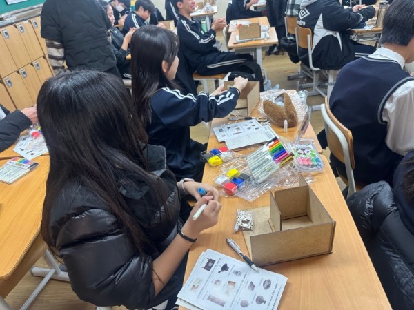 2. 용인시박물관은 12월 한 달간 중학생 대상 큐레이터 진로체험 프로그램을 운영했다 (1).jpeg