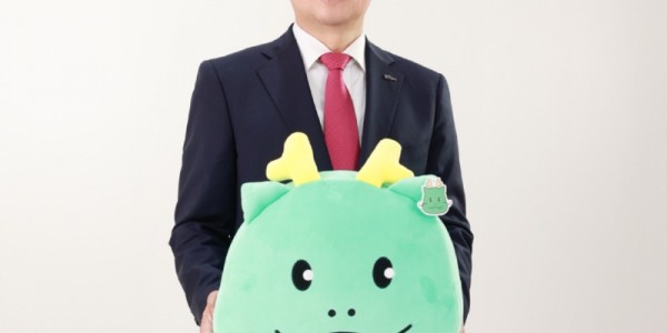 1. 조아용 인형을 든 이상일 용인특례시장.jpg