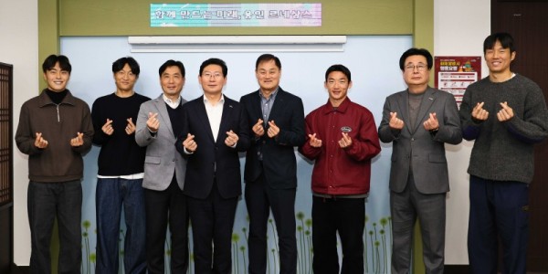 5. 이상일 용인특례시장은 지난해 12월 31일 시장실에서 용인FC 선수단과 간담회를 마친 뒤 기념사진을 촬영하고 있다..jpg