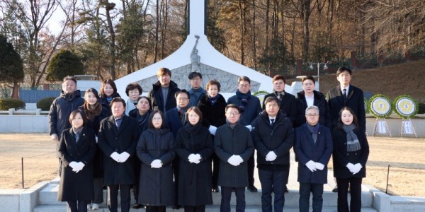 20260102 용인특례시의회, 현충탑 참배로 새해 의정활동 시작(1).jpg