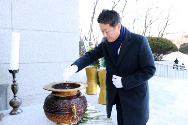 260102 김진경 의장, 2026년 병오년 새해 맞아 현충탑 참배 (1).jpg