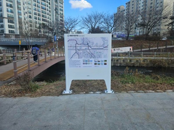 1-1. 용인특례시 수지구는 탄천·성복천·정평천 일원에 종합안내표지판을 설치했다.jpg