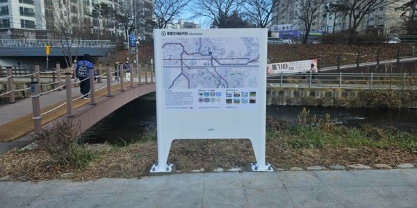 1-1. 용인특례시 수지구는 탄천·성복천·정평천 일원에 종합안내표지판을 설치했다.jpg