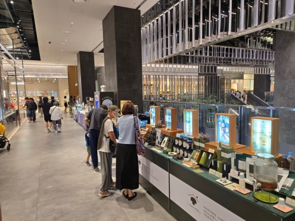 4-1. 용인특례시 농산물종합가공지원센터는 지난해 센터 농식품 창업보육기업과 대형백화점을 연계한 팝업스토어 판매 지원사.JPG