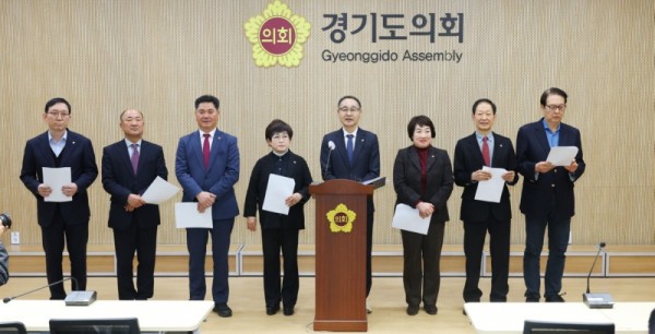 260105 경기도의회 용인지역 도의원들, 용인 반도체 클러스터 흔들기 즉각 중단-정부는 명확한 입장 표명하라 (1).jpg