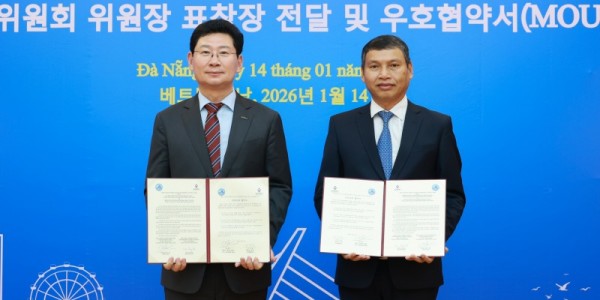 7-1. 이상일 용인특례시장(왼쪽)은 14일(현지시간) 다낭 시청에서 호 끼 민 다낭시 상임 부인민위원장(오른쪽)을 만나 우호협약을 체결했다.jpg