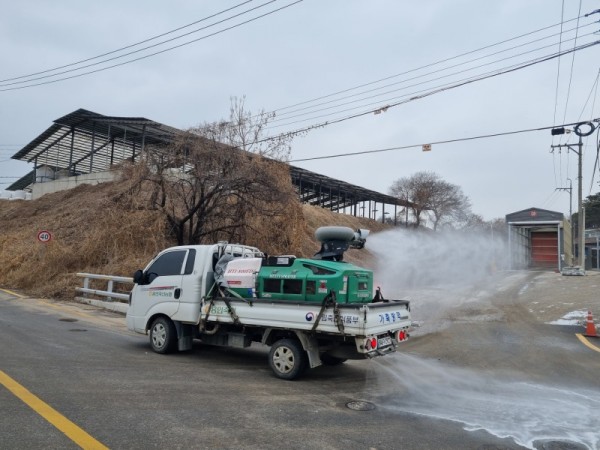 5-1. 용인특례시 가축방역 공동방제단이 조류인플루엔자 차단을 위해 방역소독을 하는 장면.jpg