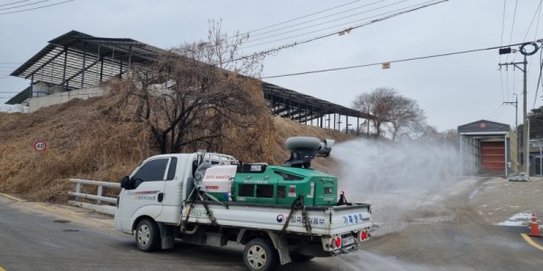 5-1. 용인특례시 가축방역 공동방제단이 조류인플루엔자 차단을 위해 방역소독을 하는 장면.jpg
