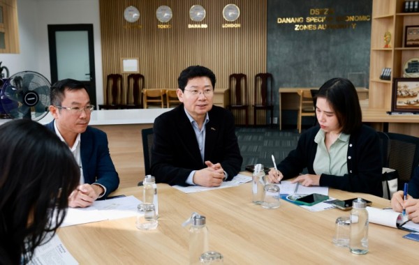 6-1. 이상일 용인특례시장(가운데)은 15일(현지시각) 다낭 하이테크파크 산업단지를 방문해 응우옌 꽁 띠엔 다낭 하이테크파크 관리위원회 부위원장(왼쪽)을 만났다.jpg