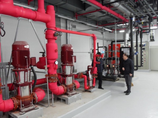 3. 안전관리자문단 전문가와 시설물 관리부서 관계자들이 합동 점검을 하는 모습..JPG