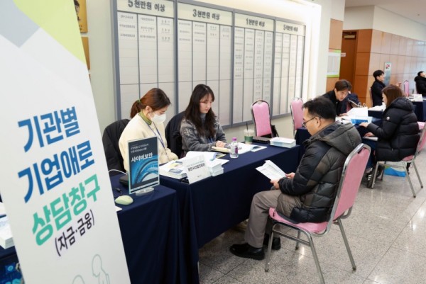 8-1. 20일 시청 3층 로비에서 중소기업 대상 맞춤형 상담이 진행되고 있다.jpg
