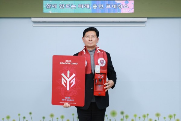 13-1. 이상일 용인특례시장이 21일 용인FC 시즌권을 구매한 뒤 기념사진 촬영을 하고 있다..jpg