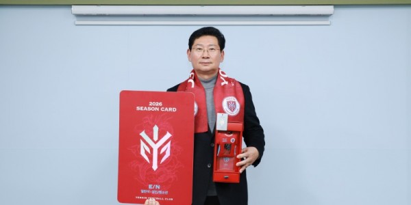 13-1. 이상일 용인특례시장이 21일 용인FC 시즌권을 구매한 뒤 기념사진 촬영을 하고 있다..jpg