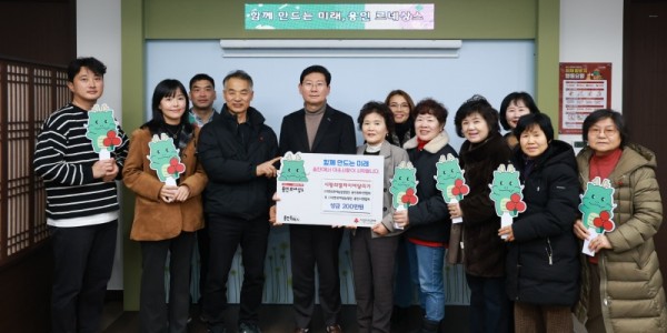 2. 이상일 시장과 농업단체 관계자들이 23일 시청 시장실에서 성금 전달식을 마친 뒤 기념사진 촬영을 하고 있다..jpg