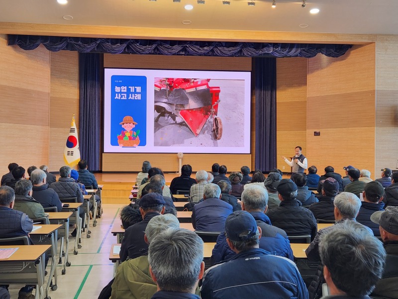 2. 용인특례시는 농업인 2006명을 대상으로 새해농업인실용교육을 진행했다. 사진은 지난 7일 실시한 농업기계 안전교육.jpg