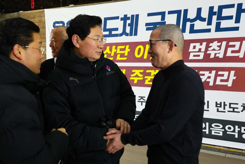 8-2. 이상일 용인특례시장은 1월 31일 밤 시청 야외음악당에서 열린 촛불문화제 도중 안전사고나 불상사가 발생할 경우 즉각 대처하기 위해 행사가 종료될 때까지 현장을 챙겼다 (1).jpg