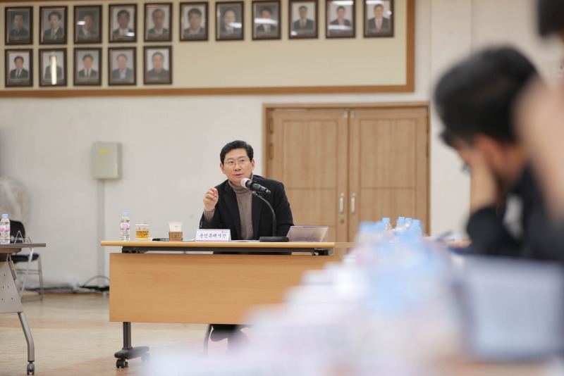 7-1. 이상일 용인특례시장이 2일 처인구청 대회의실에서 간부 공무원 회의를 열고, 현안에 대해 논의하고 있다..JPG