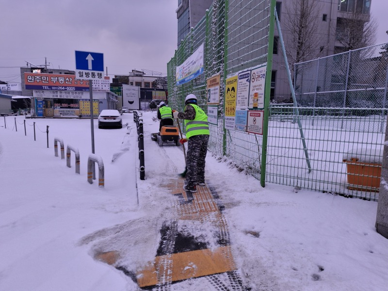 8-1. 2일 제설 작업 이뤄지고 있다.jpg