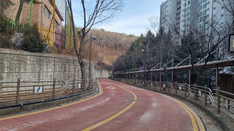 1. 용인특례시 수지구 성복초·중학교 진입도로에 자동염수분사장치 설치가 완료돼 2월부터 가동을 시작했다.jpg