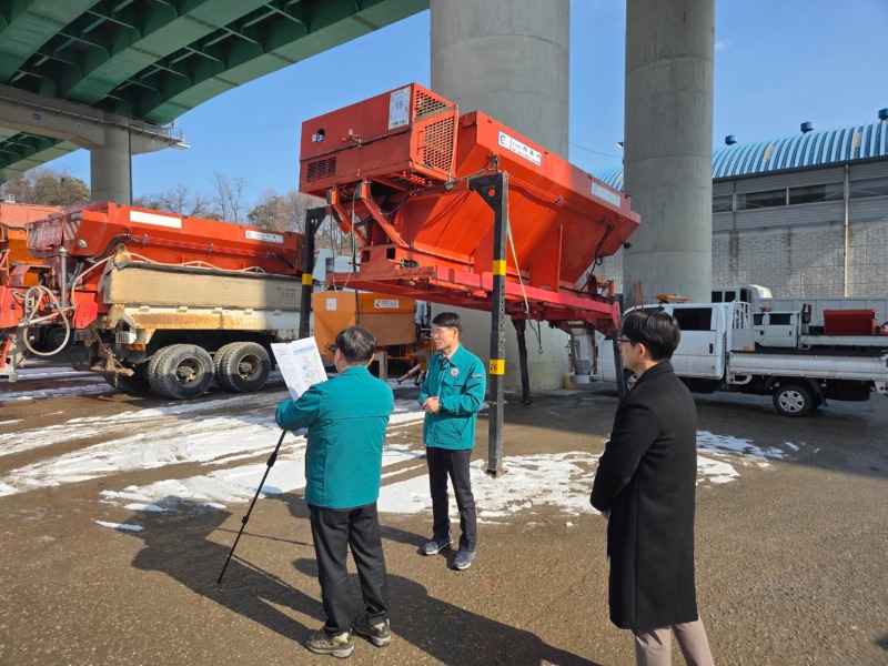 3. 김경주 기흥구청장이 취임식 대신 구민의 안전과 생활 현안을 살피는 현장방문으로 공식 업무를 시작했다..jpg