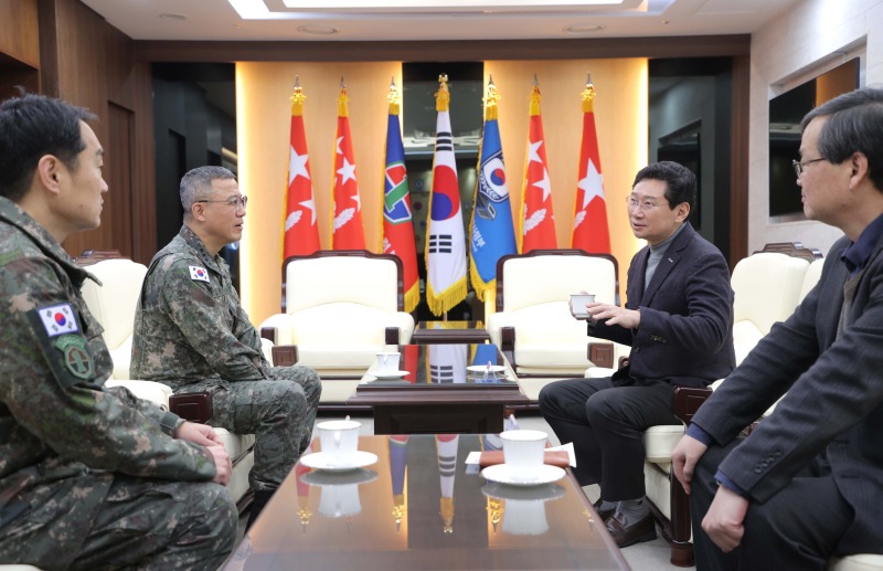 6-1. 이상일 용인특례시장은 3일 지상작전사령부를 방문해 주성운 사령관(대장) 등 군 관계자들과 양 기관의 협력 방안을 논의했다.JPG