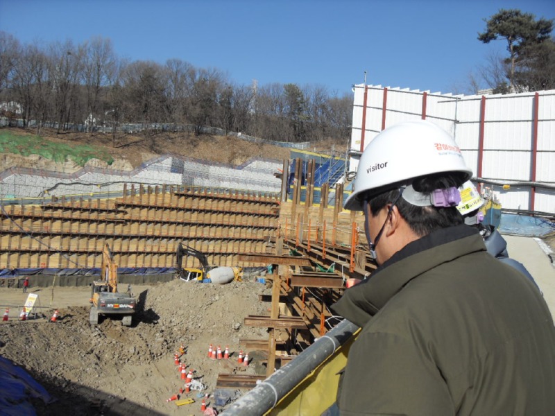 2-1. 합동점검반이 건설 현장 실태 점검을 하고 있다.JPG