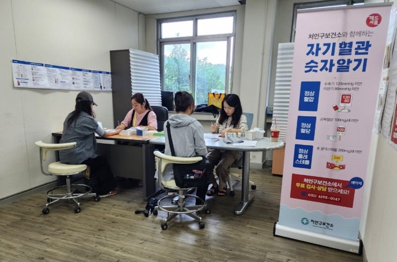 3. 지난해 _자기혈관 숫자알기_ 프로그램에 참여한 시민들이 혈압·혈당 측정을 받고 있다.jpg