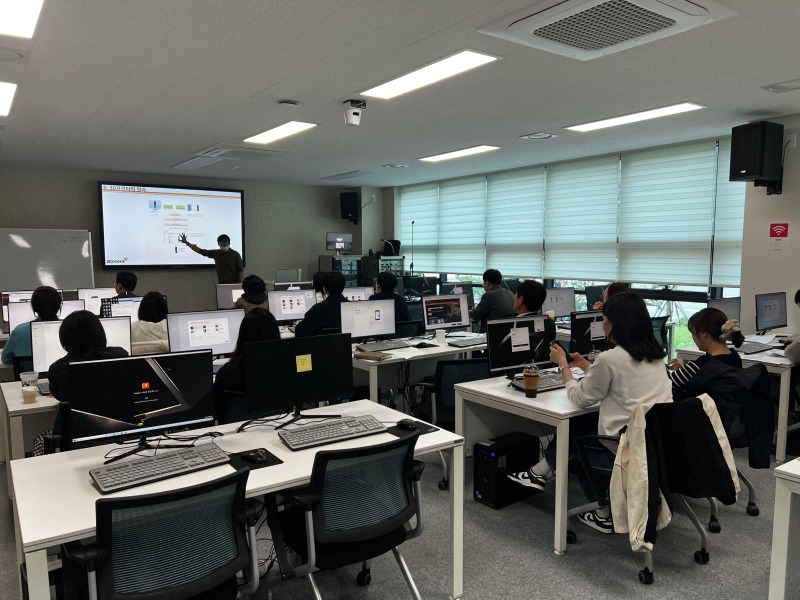 (사진1) 진흥원 소공인·스타트업 허브 교육장에서 '3D프린터 활용 무드등 만들기' 체험을 하고 있다(용인시산업진흥원 제공).jpg