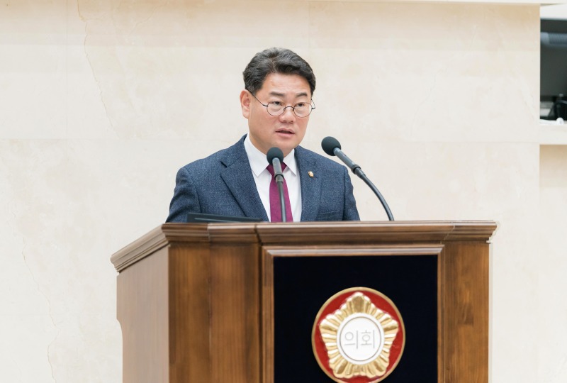 사진１。 용인특례시의회 이진규 의원이 5일 열린 제300회 임시회 제1차 본회의에서 5분 자유발언을 하고 있다。.jpeg