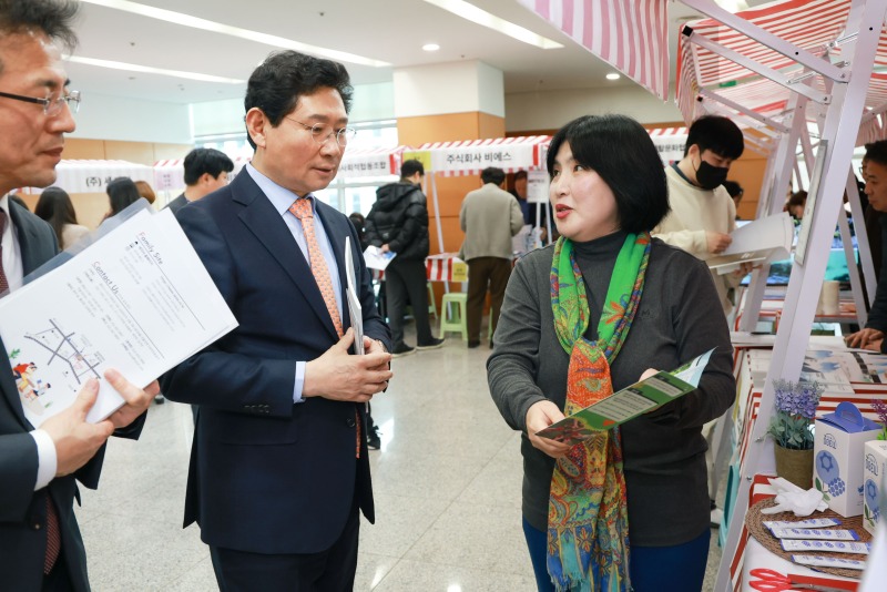 10-1. 이상일 용인특례시장은 5일 2026 용인시 사회적경제기업 제품 우선매데이 행사 현장을 방문해 전시 부스를 둘러보며 기업 관계자들을 격려했다.jpg