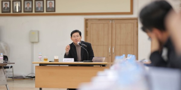 7-1. 이상일 용인특례시장이 2일 처인구청 대회의실에서 간부 공무원 회의를 열고, 현안에 대해 논의하고 있다..JPG