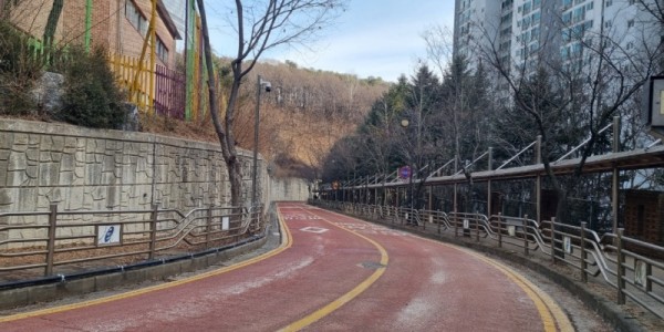 1. 용인특례시 수지구 성복초·중학교 진입도로에 자동염수분사장치 설치가 완료돼 2월부터 가동을 시작했다.jpg